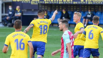 álvaro Negredo celebrando su gol contra el Villarreal que después fue anulado por el VAR.