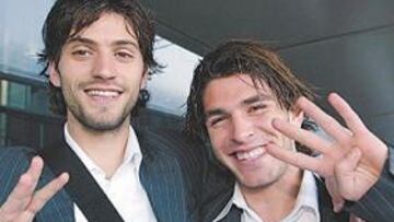 <b>TRES MÁS CUATRO SON SIETE. </b>Jarque y Jonathan, en El Prat ayer.