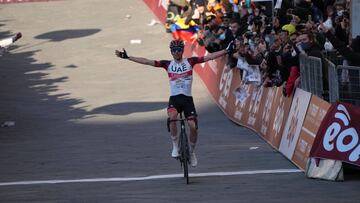 Tadej Pogacar celebra su victoria en la Strade Bianche.