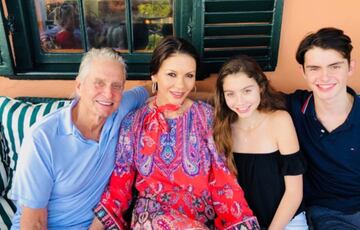 "Feliz día de Acción de Gracias desde Bermudas", comentó la actriz Catherine Zeta Jones junto a esta fotografía en la que aparece con Michael Douglas y sus hijos.