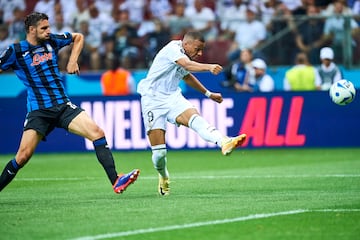 67 minutos, eso es lo que ha tardado Kylian Mbappé en marcar su primer gol como jugador del Real Madrid. Lo intentó primero Vinicius, pero no lo logró por poco. Lo buscó después Bellingham, que sí llegó a conectar con el francés, que recibió del inglés, amagó al rival y clavó un disparo a la mismísima escuadra. Qué forma de estrenarse.