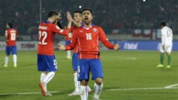 David Pizarro celebra el triunfo de Chile ante Bolivia.