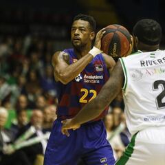 Los 8 triples de Higgins le dan al Barça la victoria ante el Betis