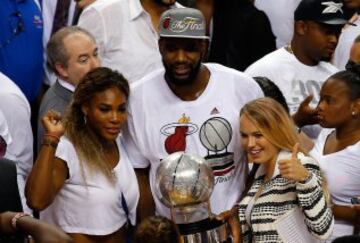 Serena Williams y Caroline Wozniacki se fotografían con Greg Oden.