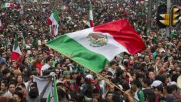 Miles de personas festejaron ayer el pase a octavos de final de la Tricolor. Las calles del DF se llenaron de banderas y camisetas de la selección que dirige Miguel Herrera.