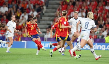 Gol de Athenea del Castillo: remata con la derecha desde el centro del área al centro de la portería. Asistencia de Aitana Bonmatí tras un pase en profundidad.




