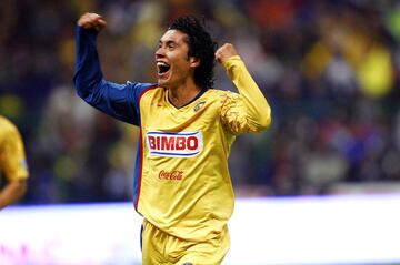El campeón del Mundo Sub-17 era una de las joyas del América en aquel momento. En su primer Clásico Nacional se alzó como el héroe azulcrema al lograr el doblete con el que Las Águilas derrotaron 2-1 al Rebaño en el Apertura 2007.