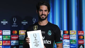 Isco, mostrando su galard&oacute;n como MVP de la Supercopa de Europa.