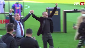 La entrada de Alves en el Camp Nou fue todo lo que prometía y más... ¡miren a sus pies!