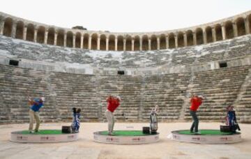 Los golfistas Sergio García, Henrik Stenson y Lee Westwood presentaron el 2014 Turkish Airlines Open de Golf en Antalya, Turquía. Lo hicieron peloteando en el histórico anfiteatro romano de Aspendo.