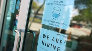 MIAMI, FLORIDA - 5 DE MARZO: Un cartel de &#039;estamos contratando&#039; frente a una tienda el 5 de marzo de 2021 en Miami, Florida.