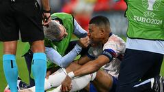 France's forward #10 Kylian Mbappe receives medical treatment during the UEFA Euro 2024 Group D football match between Austria and France at the Duesseldorf Arena in Duesseldorf on June 17, 2024. (Photo by OZAN KOSE / AFP)