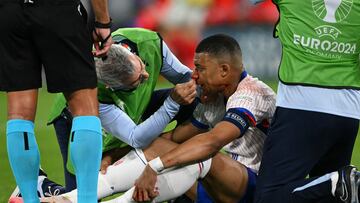 France's forward #10 Kylian Mbappe receives medical treatment during the UEFA Euro 2024 Group D football match between Austria and France at the Duesseldorf Arena in Duesseldorf on June 17, 2024. (Photo by OZAN KOSE / AFP)