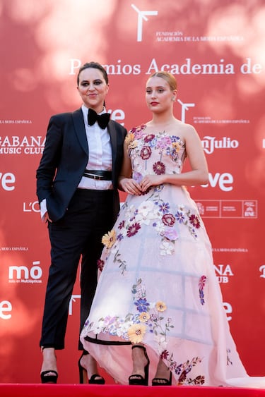 La actriz Ana Garcés (d) posan en la alfombra roja de la Primera edición de los Premios de la Academia de la Moda Española.