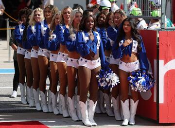 Las cheerleaders de los Dallas Cowboys momentos antes del comienzo de la carrera.