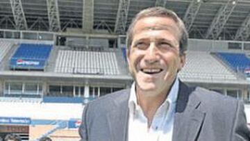 <b>ENCANTADO. </b>Víctor Muñoz fue presentado ayer como nuevo técnico del Recre y posó ante los medios en el césped del Nuevo Colombino.