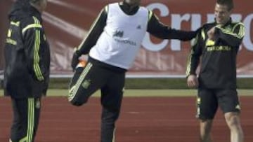 Del Bosque charla con Diego Costa en presencia de Azpilicueta, ayer durante el entrenamiento de España en Las Rozas, con mucho frío y mucho ánimo de los miles de seguidores que animaron a La Roja.