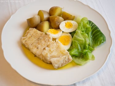 La cena de Nochebuena ("Consoada") es sencilla y centrada en el pescado. El plato más común es bacalao hervido (Bacalhau cozido) servido con patatas, coles y huevos duros, aderezado con mucho aceite de oliva.