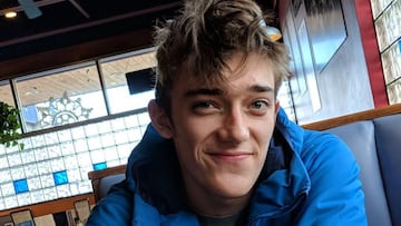 Balin Miller con chaqueta en un bar