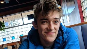 Balin Miller con chaqueta en un bar