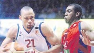 <b>CONTROL. </b>Chalmers intenta frenar un ataque de Langdon.