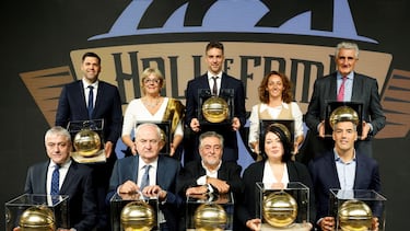 Foto de familia de los galardonados en la tercera edición del Hall of Fame del baloncesto español.