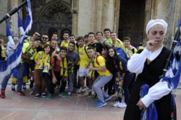 Miles de  seguidores del Cádiz se han desplazado hasta Oviedo para animar a su equipo 