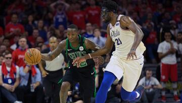 Terry Rozier trata de superar a Joel Embiid.