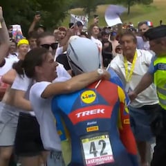 La UCI sanciona a Bernard por parar a saludar a su familia