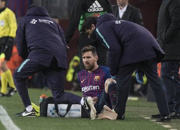 Messi recieving treatment to his right thigh.