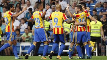 Gayá, Soler, Lato, Zaza, Rodrigo y Parejo celebran un gol ante el Real Madrid.