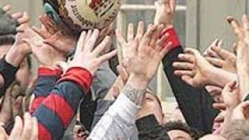 <b>TRADICIÓN CENTENARIA. </b>Los habitantes de Ashbourne participan, el pasado martes, en la fiesta del fútbol cuyos orígenes se remontan al Siglo XVII.