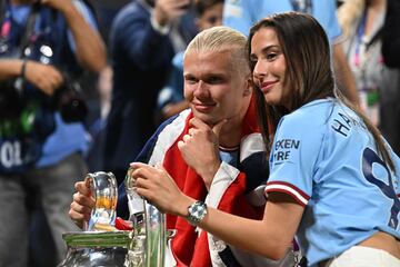 El delantero noruego del Manchester City celebró la victoria en la final de la Champions League 2023 sobre el césped del Estadio Olímpico Atatürk junto a su pareja sentimental Isabel Haugseng.