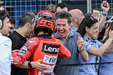 Marc Márquez celebra la victoria de carrera al esprint con su padre, Julià Márquez. 