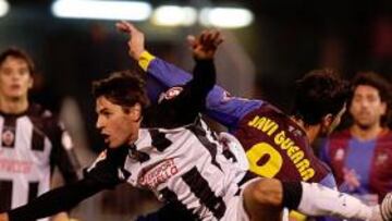 <b>PELEA SIN GOLES. </b>Gari Uranga y Javi Guerra pelean por un balón durante un derbi que tuvo más color albinegro que azulgrana.