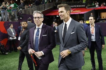 El quarterback retirado Tom Brady complement su look para comentar su primer Super Bowl con un reloj que se vende por 740,000 dlares.