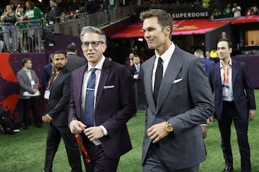 El quarterback retirado Tom Brady complementó su look para comentar su primer Super Bowl con un reloj que se vende por 740,000 dólares.