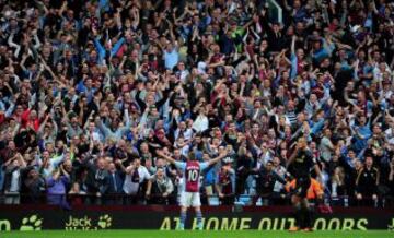 El jugador del Aston Villa Andreas Weimann recibe los aplausos de las gradas después de anotar el tercer gol de Villa en el partido contra el Manchester City en el Villa Park el 28 de septiembre de 2013