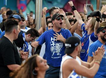 Espectadores animan desde fuera de la pista al tenista griego Stefanos Tsitsipas. En Australia vive una gran comunidad de emigrantes griegos.