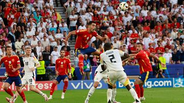 Dani Olmo, MVP del partido, recibe al borde del área y la pone de manera magistral para la cabeza del jugador internacional de la Real Sociedad que anota el segundo. Imposible para Manuel Neuer.