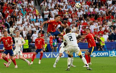 Dani Olmo, MVP del partido, recibe al borde del área y la pone de manera magistral para la cabeza del jugador internacional de la Real Sociedad que anota el segundo. Imposible para Manuel Neuer.