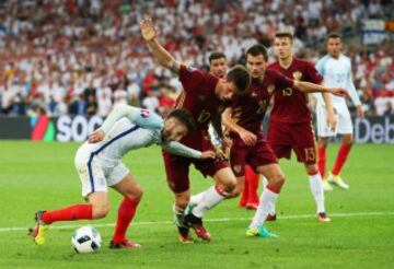 Adam Lallana y Fedor Smolov