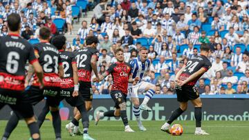 SAN SEBASTIÁN, 12/04/2025.- El centrocampista de la Real Sociedad Sergio Gómez (2d) disputa un balón ante el defensa del Mallorca Pablo Maffeo (3d), durante el encuentro que disputan este sábado en el estadio de Anoeta, Real Sociedad y Mallorca, correspondiente a la jornada 31 de LaLiga EA Sports. EFE/ Javier Etxezarreta