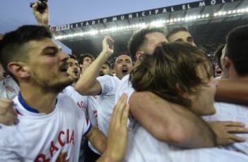 La alegría del Sporting tras conseguir la permanencia