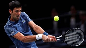El tenista serbio Novak Djokovic devuelve la bola al bosnio Damir Dzumhur durante el partido que enfrentó a ambos en la tercera ronda del Masters 1.000 de París (Francia).