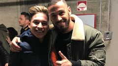 Álvaro Vázquez con su hermano Raoul en la firma de discos de Operación Triunfo en Barcelona.