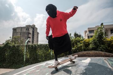 Las ni?as patinan en un parque de skate como parte de un entrenamiento semanal del grupo Ethiopian Girls Skate, en Addis Abeba, Etiop¨ªa. El Ethiopian Girls Skate es una iniciativa que promueve el skateboarding entre ni?as de diferentes or¨ªgenes sociales para para mejorar su salud mental y empoderarlas. El grupo fue fundado hace 2 a?os por los skaters Sosina Chala y Mickey Asfaw, y en ¨¦l participan alrededor de 35 chicas.