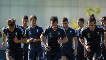 Kevin Vázquez, Augusto Solari y Miguel Rodríguez se ejercitand durante el primer entrenamiento de pretemporada del Celta.