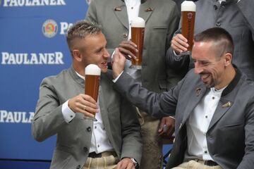 El Bayern presenta su vestimenta para el Oktoberfest