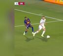 El error del árbitro en uno de los goles del Barça: estaba delante y no lo vio